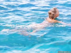 Katya Clover голой купается в море