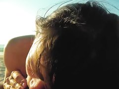 Девушка делает минет на пляже и принимает сперму в рот